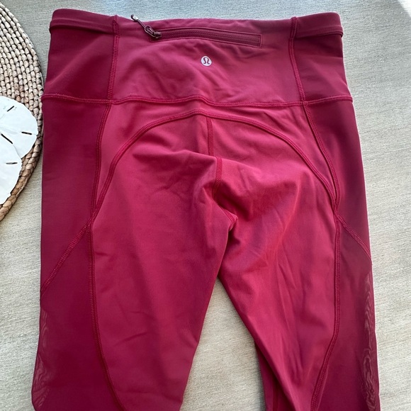 Lululemon women’s 8 lace mesh detail Burgundy Leggings - Picture 12 of 13